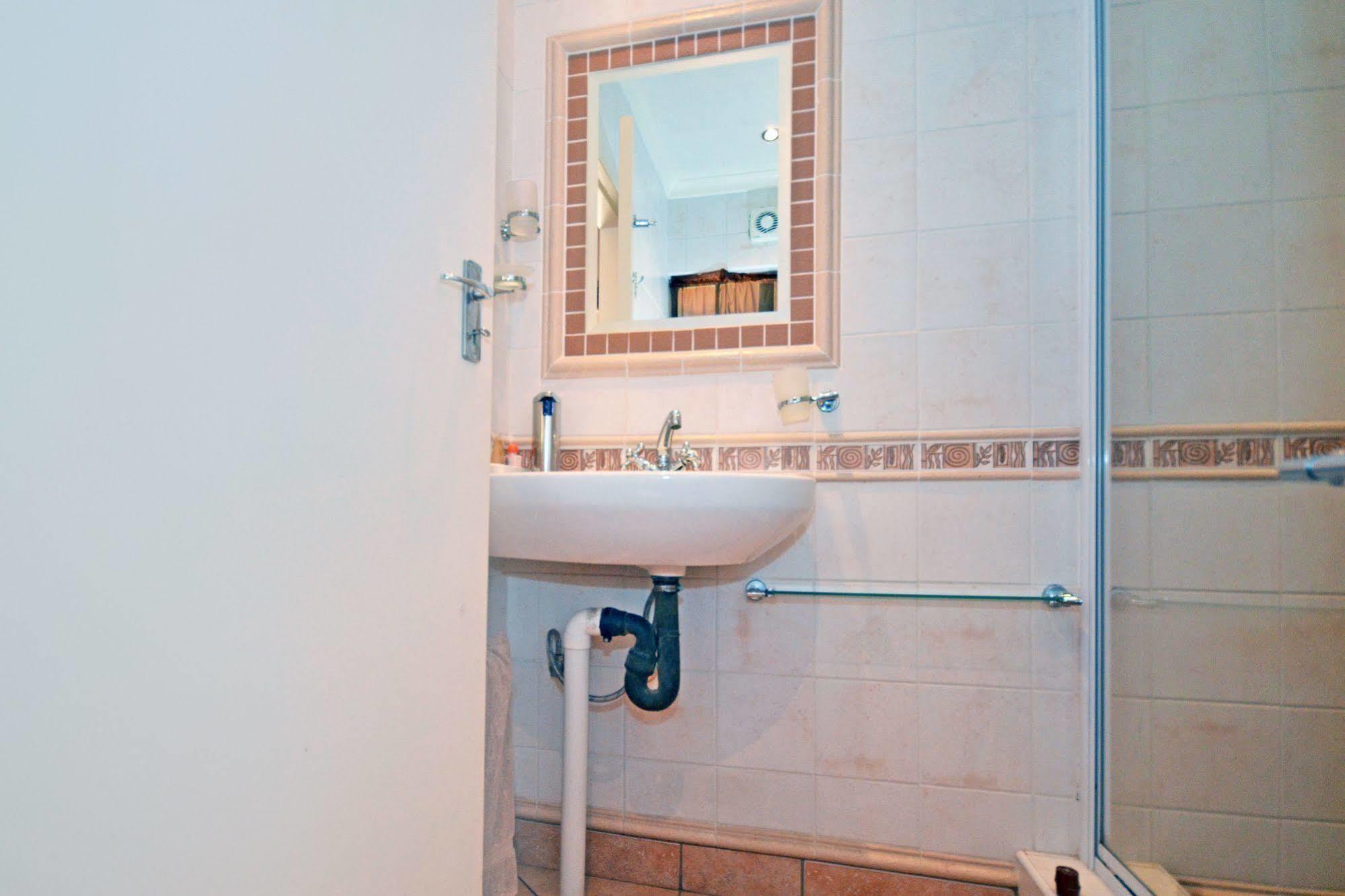 Cherry Tree Cottage B&B Linden Йоганнесбурґ Екстер'єр фото