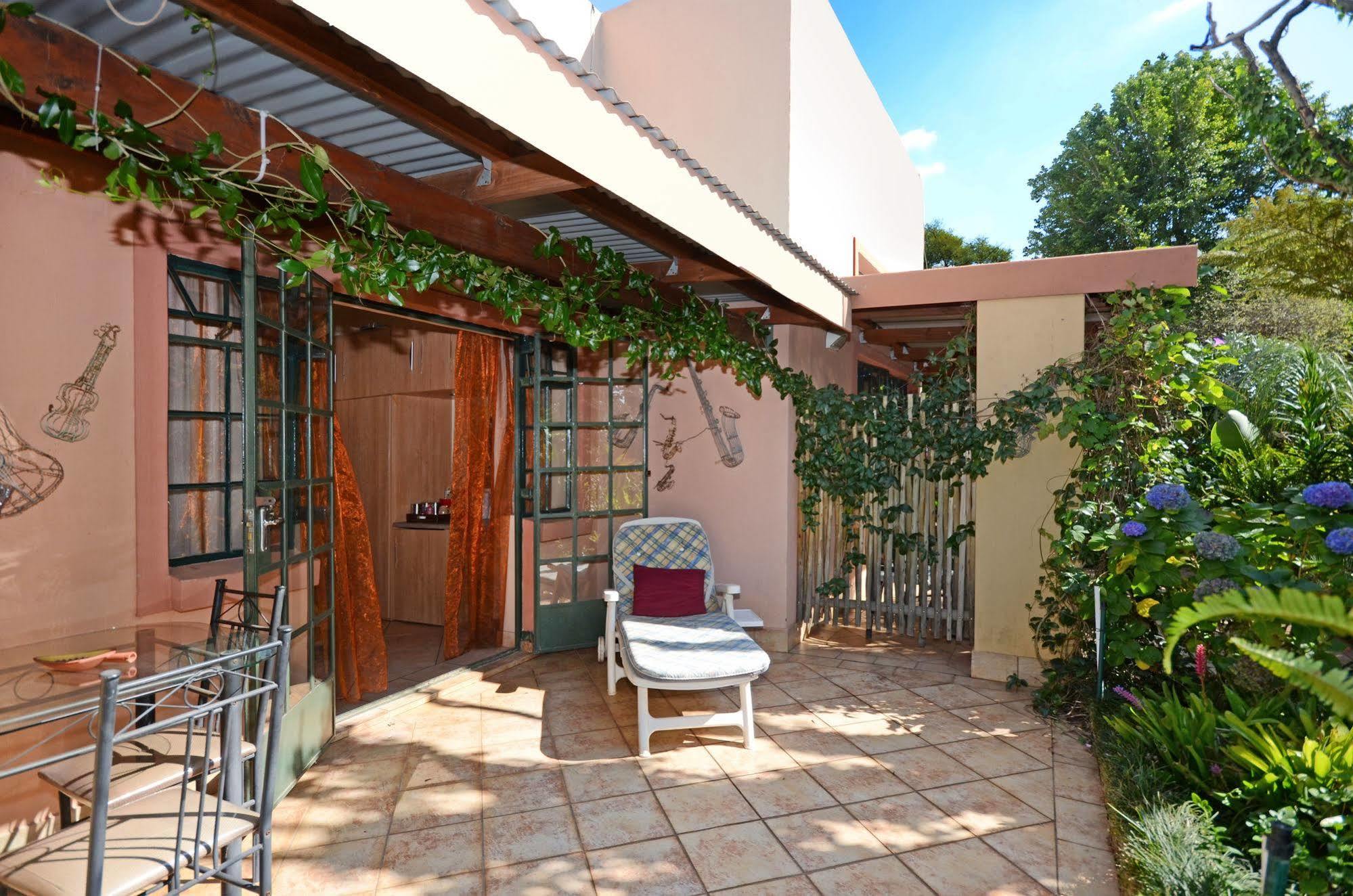 Cherry Tree Cottage B&B Linden Йоганнесбурґ Екстер'єр фото